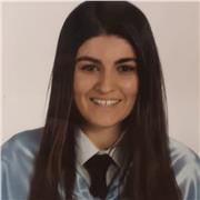 Profesora de apoyo educativo a niños/as de educación primaria de forma presencial
